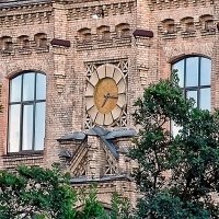 Часы на фасаде Киевского политехнического института