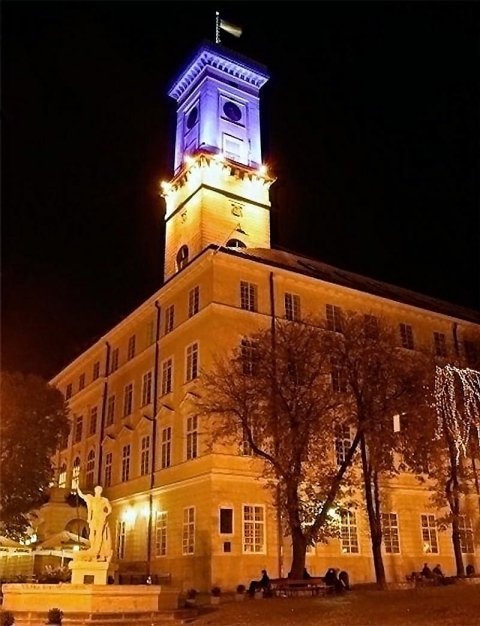 Старинные часы на ратуше во Львове